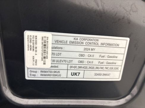 Used 2024 Kia Carnival EX image 32