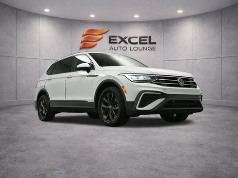 Used 2022 Volkswagen Tiguan SE w/ Panoramic Sunroof Package image 40
