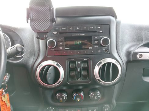 Used 2016 Jeep Wrangler Unlimited Sahara w/ Max Tow Package AWD/4WD image 3