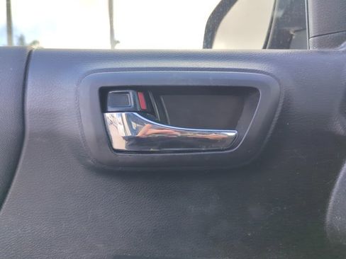 Used 2017 Toyota Tacoma TRD Sport w/ Tow Package (A/T) image 25