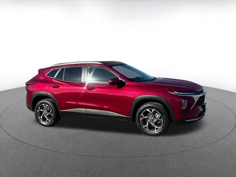 Used 2025 Chevrolet Trax LT image 2