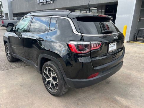 Used 2024 Jeep Compass Latitude image 8