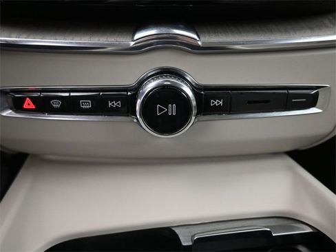 Used 2023 Volvo XC60 B5 Plus image 11