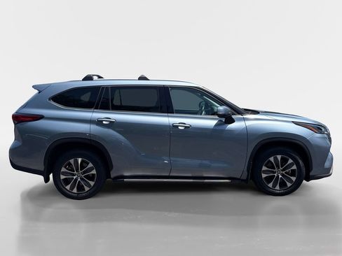 Used 2022 Toyota Highlander XLE FWD image 3