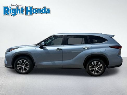 Used 2024 Toyota Highlander XLE FWD image 3