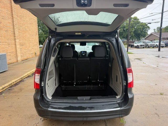 Used 2012 Chrysler Town & Country Touring w/ Entertainment Group #1 FWD image 14