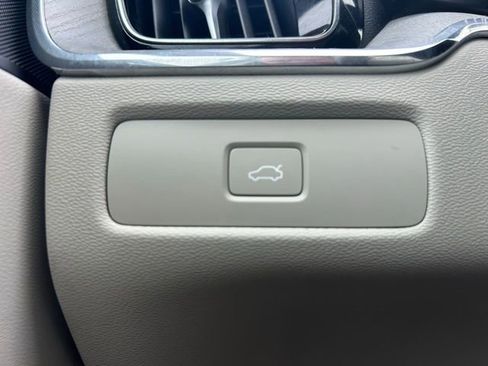 Used 2023 Volvo XC60 B5 Plus image 25