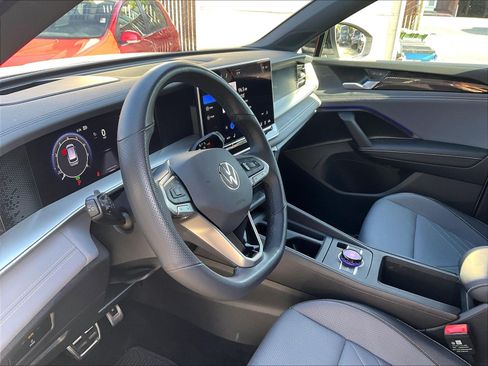Certified 2025 Volkswagen Tiguan SE R-Line AWD/4WD image 14