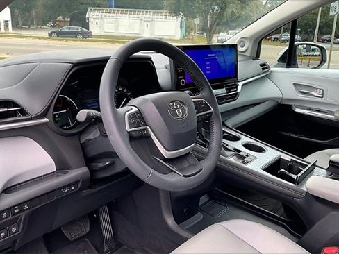 Used 2025 Toyota Sienna XLE image 14