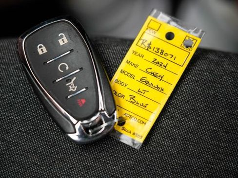 Used 2024 Chevrolet Equinox LT FWD image 2