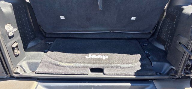 Used 2016 Jeep Wrangler Sahara AWD/4WD image 8