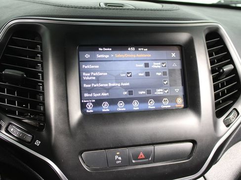 Used 2019 Jeep Cherokee Latitude Plus FWD image 19