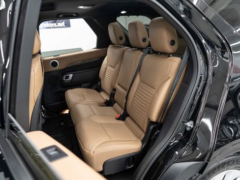 Used 2023 Land Rover Discovery S R-Dynamic image 17