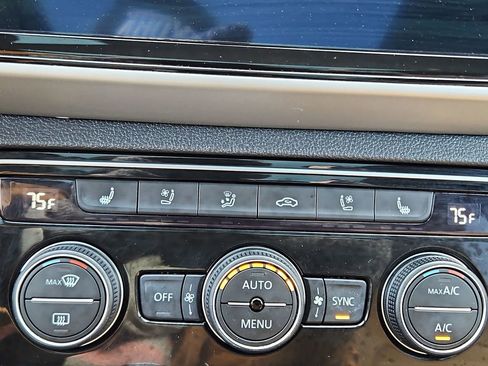 Used 2022 Volkswagen Atlas Cross Sport SEL Premium R-Line image 16