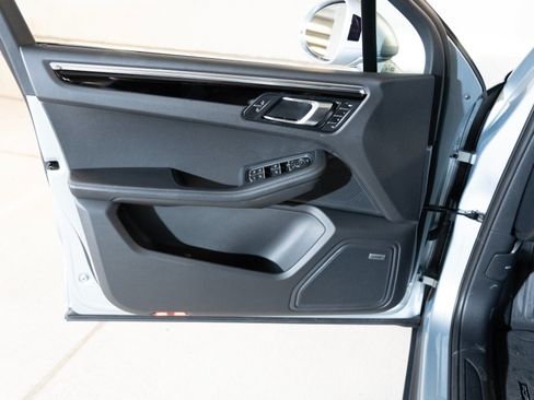 Certified 2026 Porsche Macan AWD/4WD image 15
