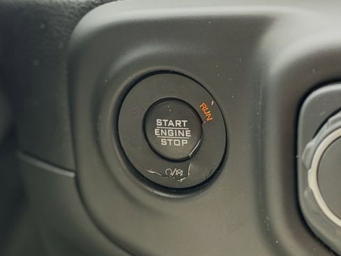 Used 2018 Jeep Wrangler Unlimited Sahara image 11