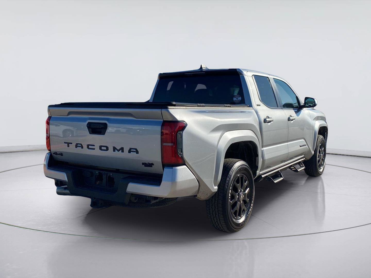 Used 2025 Toyota Tacoma SR5 AWD/4WD image 5
