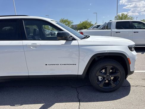 New 2025 Jeep Grand Cherokee Limited w/ Black Appearance Package image 15