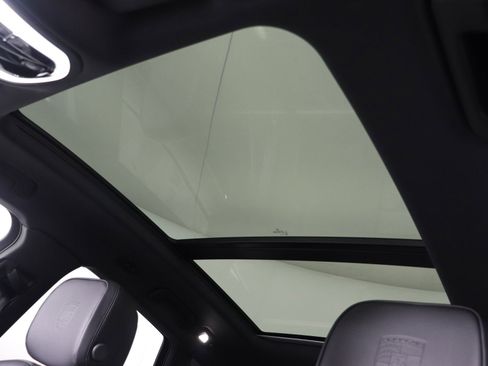 Certified 2025 Porsche Macan AWD/4WD image 20