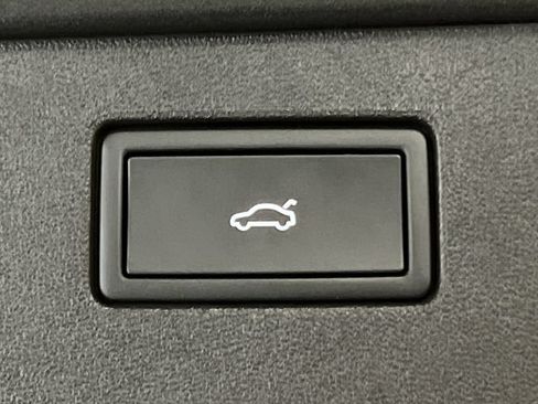 Certified 2025 Volkswagen Tiguan SE FWD image 6