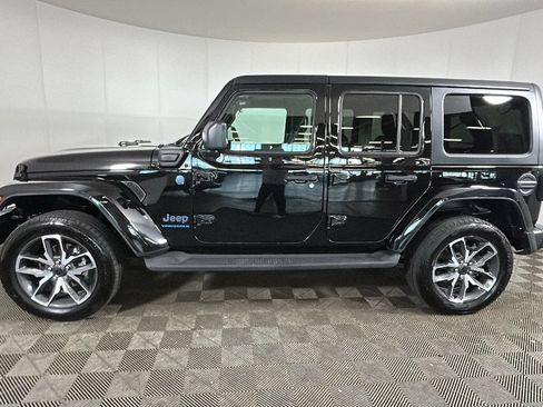 Used 2024 Jeep Wrangler Unlimited w/ Convenience Group AWD/4WD image 7