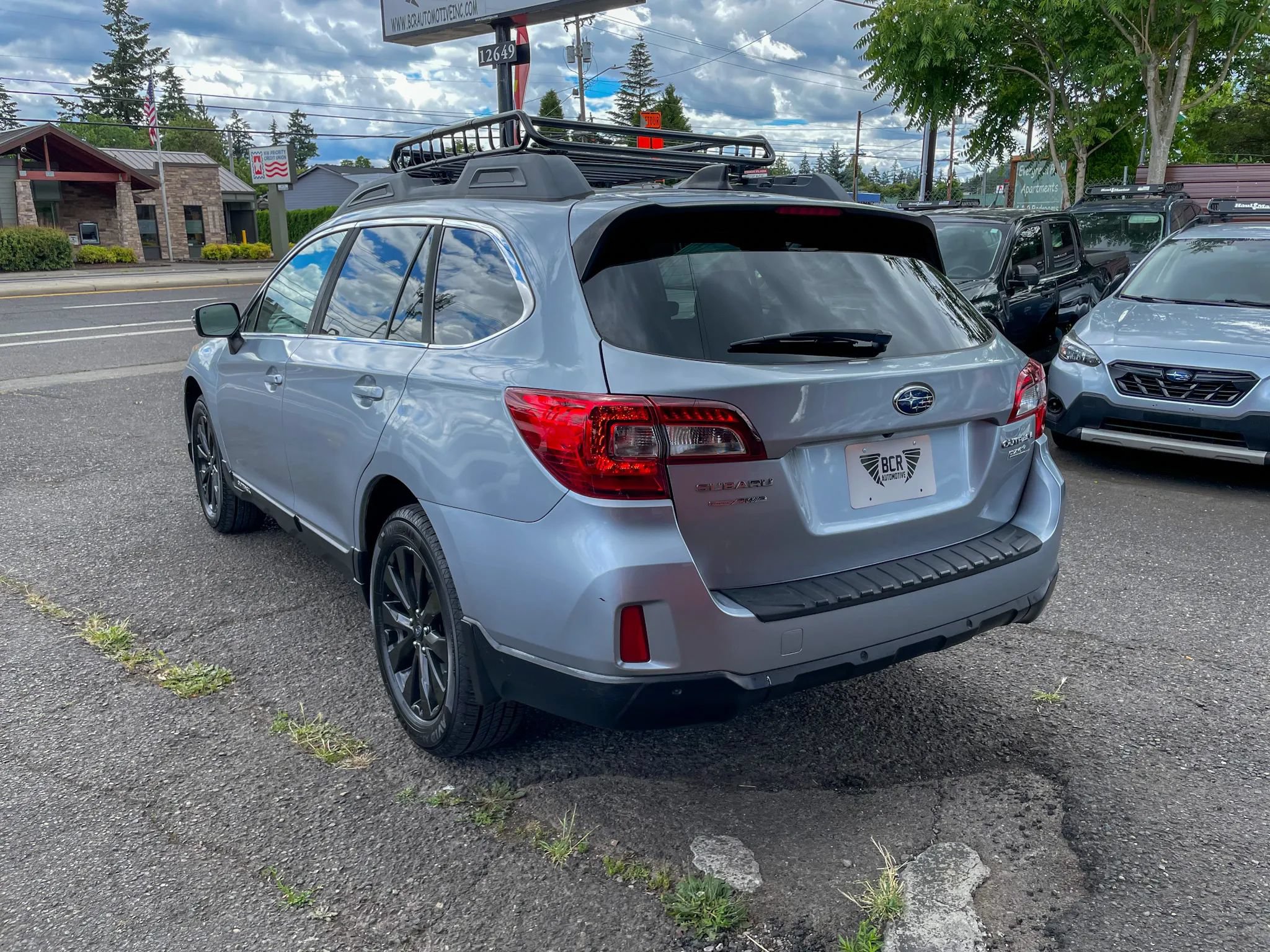 Used 2017 Subaru Outback 2.5i Limited AWD/4WD image 2