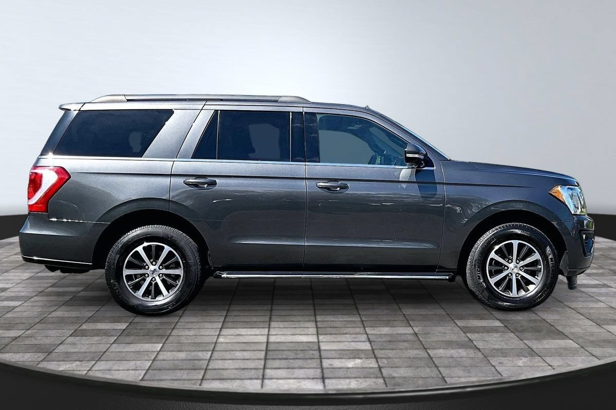 Used 2018 Ford Expedition XLT w/ Equipment Group 202A AWD/4WD image 8