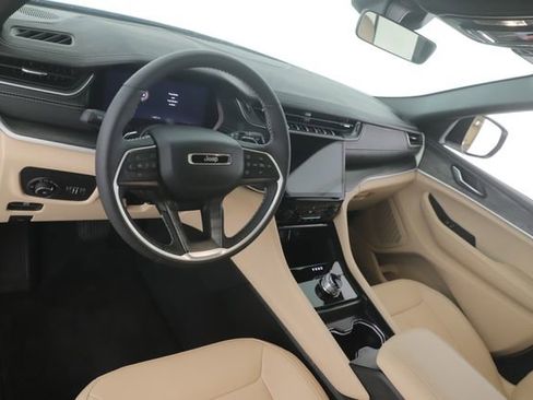 Used 2025 Jeep Grand Cherokee Limited image 17