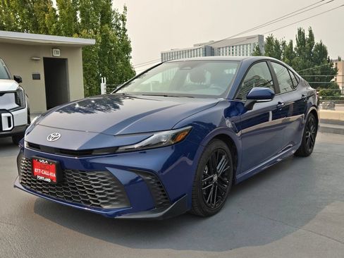 Used 2025 Toyota Camry SE FWD image 7