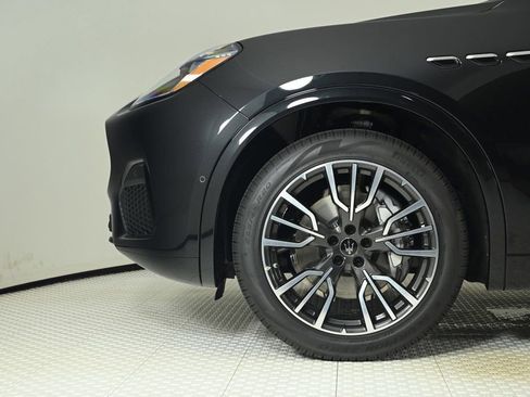 Used 2025 Maserati Grecale GT image 28