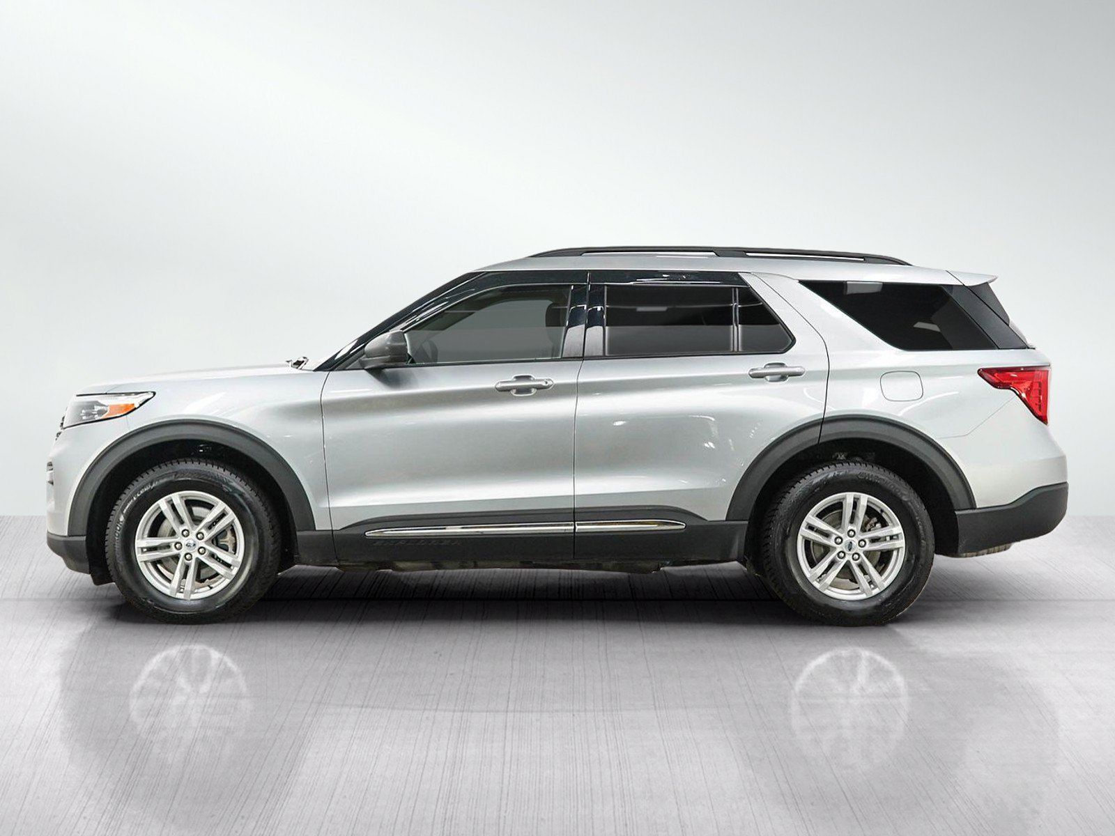 Used 2024 Ford Explorer XLT w/ Class IV Trailer Tow Package AWD/4WD image 2