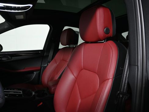 Used 2026 Porsche Macan AWD/4WD image 15