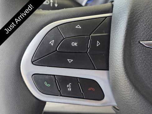 Used 2023 Chrysler Pacifica Touring-L FWD image 28