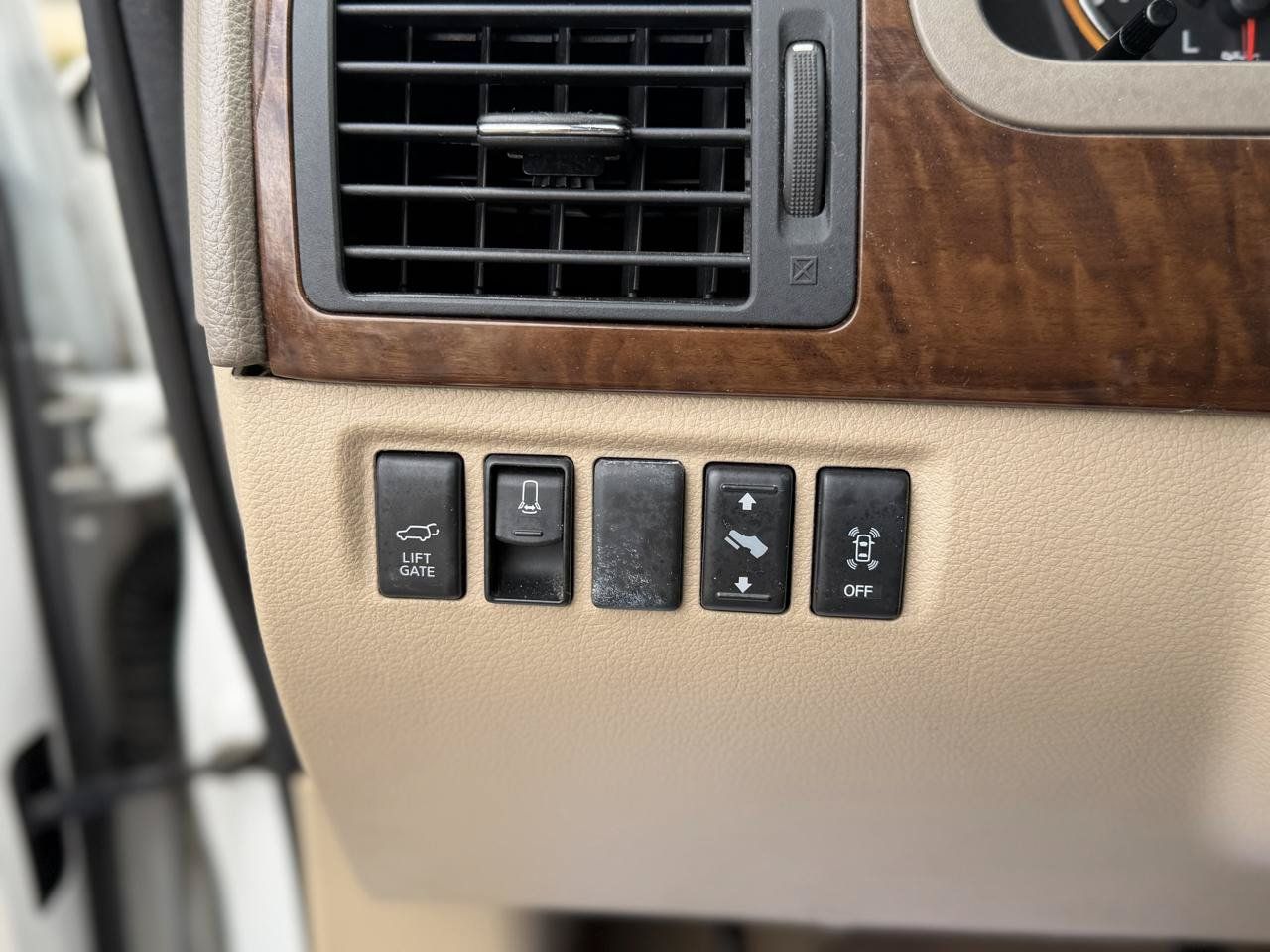 Used 2011 Nissan Armada Platinum w/ 2nd Row Captain Seat Pkg AWD/4WD image 14