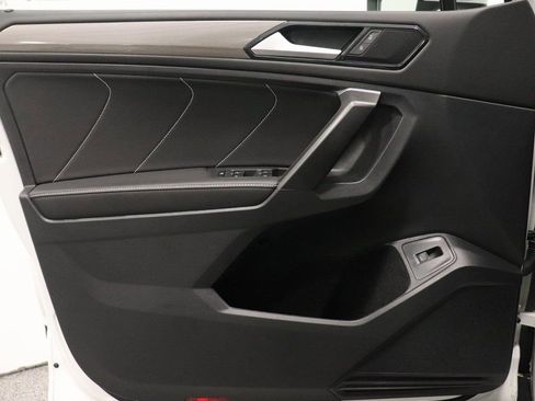 Used 2024 Volkswagen Tiguan SE w/ Panoramic Sunroof Package image 12