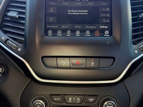 Used 2021 Jeep Cherokee Latitude Plus AWD/4WD image 13