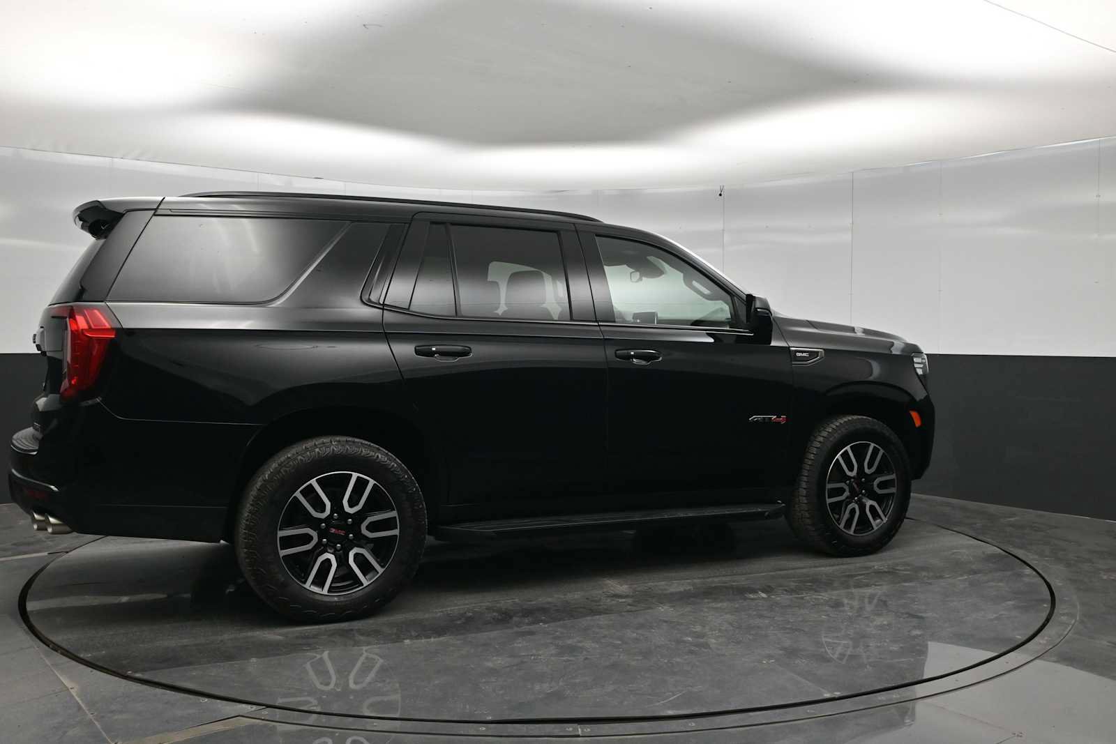 Used 2024 GMC Yukon AT4 AWD/4WD image 7