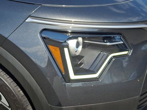 Used 2023 Kia Niro EX FWD image 9