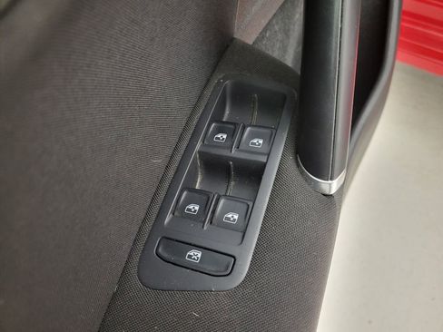 Used 2018 Volkswagen Golf S FWD image 20