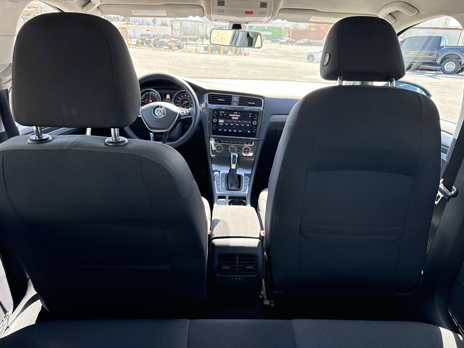 Used 2018 Volkswagen e-Golf SE w/ DC Fast Charging Package FWD image 9