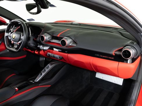 Used 2018 Ferrari 812 Superfast RWD image 34