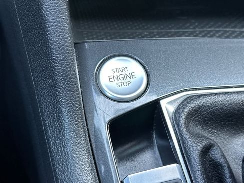 Used 2022 Volkswagen Tiguan SE w/ Panoramic Sunroof Package image 24