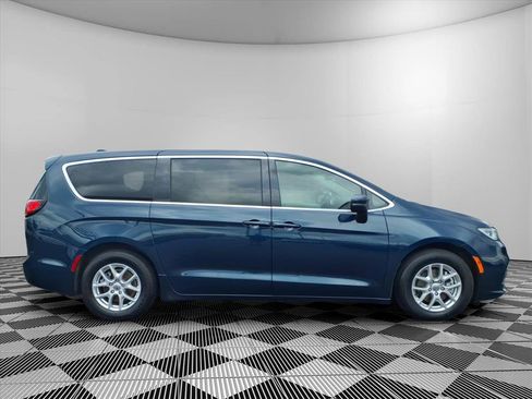 Used 2023 Chrysler Pacifica Touring-L FWD image 30