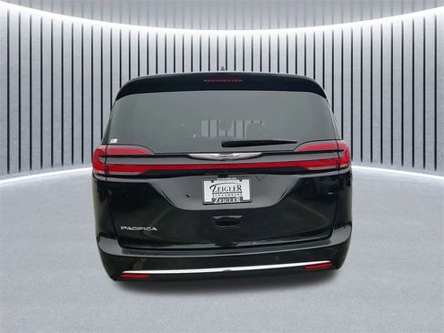 Used 2024 Chrysler Pacifica Touring-L image 4