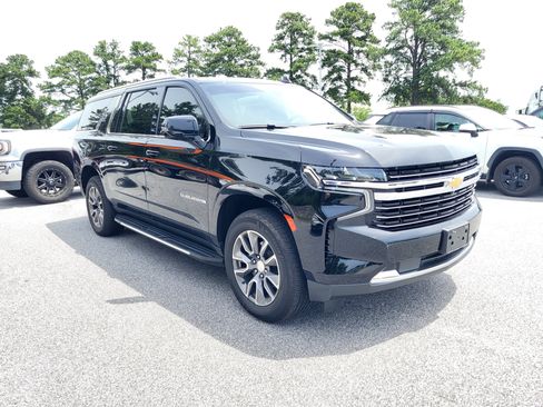 Used 2022 Chevrolet Suburban LT w/ LT Signature Package AWD/4WD image 3