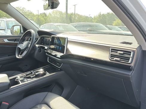 Used 2024 Volkswagen Atlas SE AWD/4WD image 17