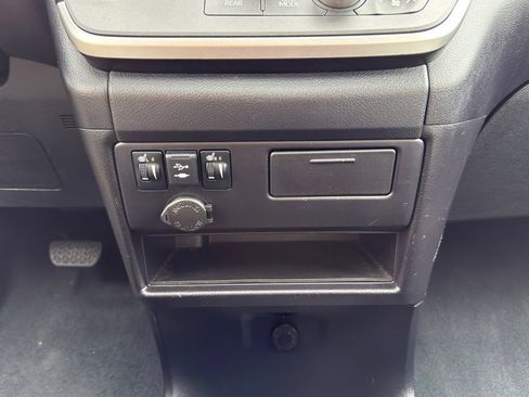 Used 2020 Toyota Sienna Limited FWD image 27
