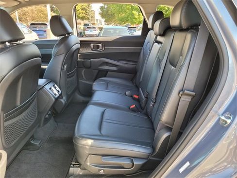 Used 2021 Kia Sorento S image 11