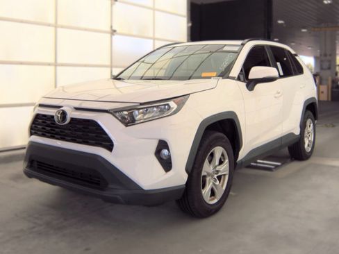 Used 2021 Toyota RAV4 XLE w/ Convenience Package FWD image 2