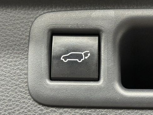 Used 2024 Toyota Highlander XLE image 12